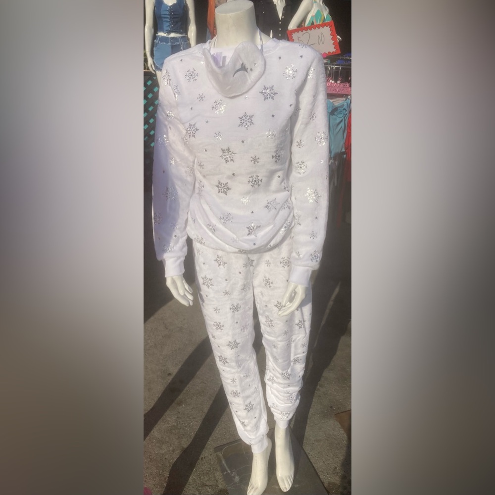 ❄️Beautiful white Pajamas with Silver Snowflake’s ❄️
